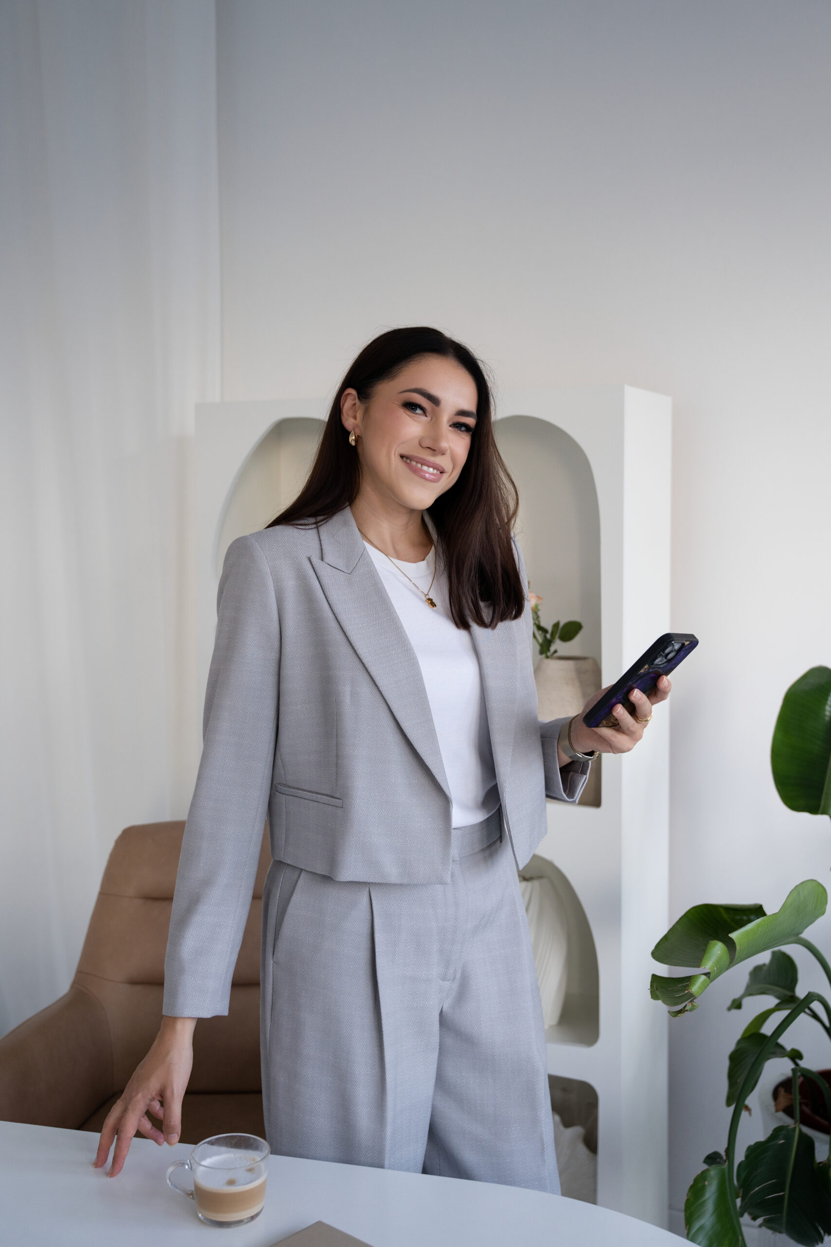 Kobieta trzymająca telefon